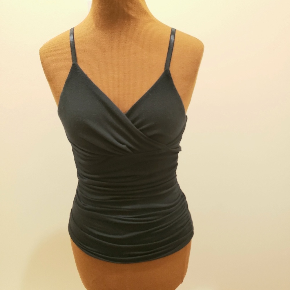 🛍🚨 CLOSET CLEAROUT! OUT! V-Neck Top